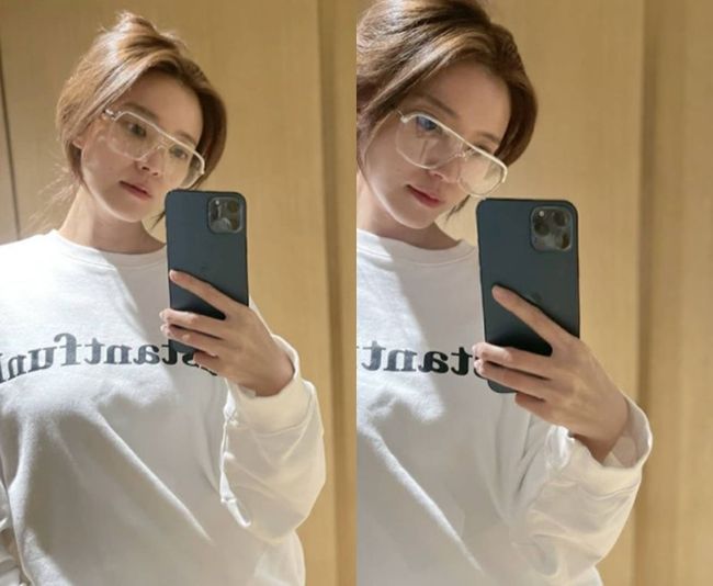 Actor Si-a Jin reported his latest on selfies.On the 18th, Si-a Jing posted two selfies with heart emoticons through his instagram.In the public photos, Si-a Jin is taking a mirror self-portrait with a natural chime.Especially, even the glasses that are big enough to cover the face are attracting attention and boasting the skin that shines in the people.Meanwhile, Si-a Jing married Do-bin Baek, the son and actor of Actor Baek Yoon-sik in 2009, and has a son, Junwoo and daughter, Seowoo.Si-a Jin Instagram