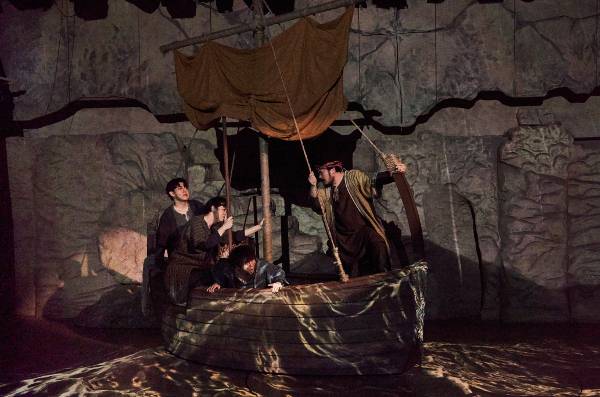 ‘종신 문화 선교사’ 모임인 문화행동 아트리가 설립 15주년을 맞았다. 아트리는 매년 새로운 뮤지컬을 창작하는 ‘1.1.1. 프로젝트’를 10년간 진행했으며, 이후에도 기독교 뮤지컬 전용관에서 오직 복음을 전하는 작품을 올리고 있다. 현재 공연 중인 새 뮤지컬 ‘요한복음’(위)과 지난 작품인 ‘요한계시록’의 한 장면. 아트리 제공