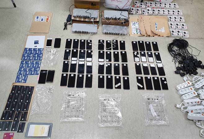 중국 보이스피싱 범죄조직을 도운 국내 범죄조직에게서 압수한 중계기와 휴대전화, 멀티탭. / 사진 = 강북경찰서 제공