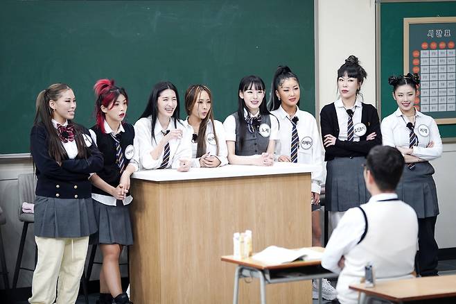The Leader of SUfa eightI will be a transfer student in this Knowing BrosJTBCs Knowing Bros, which will air on November 20, is the leader of SUfa full of excitement and enthusiasm.Monica, HoneyJessie J, Aiki, Leehei, Hyojin Choi, Gabi, Noje and Lee Jung appear as transfer students.Each of them, who opened the door with the dance Hey Mama, performed various dance performances, and laughed at the impromptu confrontation with Min Kyung-hoon, a dancer at the brothers school.Lee Soo-geun also showed the atmosphere by showing Hey Mama version of Oh Dong-leaf dance.SUfa Leaders has proved to be an entertainment trend by showing as hot a gesture as dancing.In particular, Lee Jung, the youngest tower, said, What did Hodong Lee do to twenty-four? And Hyojin Choi attracted attention with a rich reaction like a so-called national mother.Monica also said, I did not know that my team would be sixth in SUfa.), and the winner, Holly Bang leader HoneyJessie J, laughed at the relaxed appearance that contradicted him.