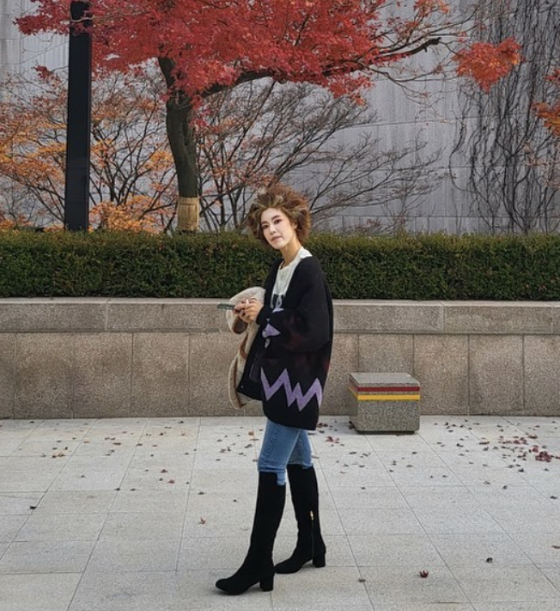 Lee Yoon-ji wrote on her Instagram account on the 19th, Manchu. Autumn on the head. Right. This is going.Im afraid of the elevator in the apartment parking lot. Excuse me. If youll tell me, Ill give you an ambassador.It is not an opportunity to come every day. Lee Yoon-ji in the picture is wearing a full-fledged head and dark makeup for the stage, and is going home as it is on stage after the performance.The head, which seems to be wearing a hat, is richer than the maple-filled tree.Meanwhile, Lee Yoon-ji has two daughters in 2014 with Dentist Jung Han-ul and marriage.