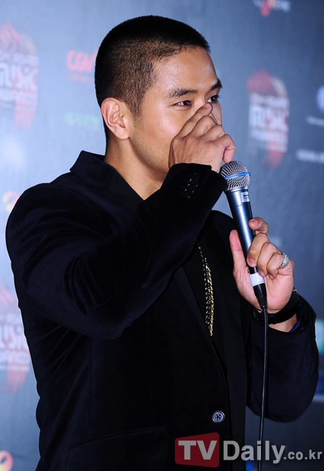 When singer Yoo Seung-jun (45 and United States of America name Steve Seung-jun Yu) claimed that it was unclear whether he had received a notice of entry at the Military Manpower Administration in the past, the Military Manpower Administration immediately refuted it.On the 18th, the Military Manpower Administration said that the litigation agent of Yoo Seung-jun said, There is no objective data to prove whether the notice of the entry of the Yoo Seung-jun came out, and that the Military Manpower Administration will apply for a fact-finding inquiry to prove the part. It was scheduled, but there is a fact that I have been called to my personal circumstances. Earlier, Yoo Seung-juns attorney said in the third defense of the LA Consulate Generals case at the Seoul Administrative Court that he would apply for a fact-finding inquiry to the Military Manpower Administration, saying, There is no objective data to prove whether the notice of admission has been issued.The Military Manpower Administration referred to Yoo Seung-jun as the United States of America Steve You and refuted that Yoo Seung-juns claim is different from the fact.Yoo Seung-jun left the country in January 2002 for overseas performances and acquired United States of America citizenship.It was pointed out that he gave up his Korean nationality to avoid military service.Since then, Yoo Seung-jun has filed for the issuance of Overseas Koreans (F-4) Dussehra in October 2015, but filed a lawsuit after Los Angeles Consultate General of the United States, Hong refused to do so, and after an administrative lawsuit, he was confirmed in March last year.However, when Consulate General of the United States, Hong, refused to issue Dussehra again, Yoo Seung-jun filed a lawsuit against the Seoul Administrative Court last October and continues the legal battle.The last hearing date for Yoo Seung-jun is December 16th.