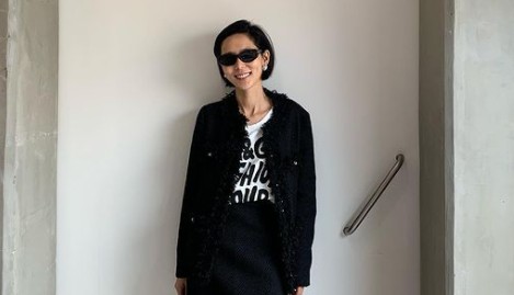 Kim Na-young showed off his modelless giraffe.On the 19th, Kim Na Young posted several photos on his instagram with the phrase Today is JTBC I raise it recording day. What should I wear?In the open photo, Kim Na Young took pictures wearing various suits. She was wearing Sunglass Hut and smiling brightly at the camera.Above all, the superior giraffes and slender legs that perfectly digest any concept clothes attracted peoples attention.On the other hand, Kim Na Young is currently appearing in JTBC entertainment program Brave Solo Childcare - I raise it.