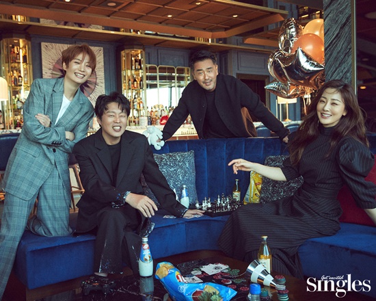 Ryu Seung-ryong, Oh Na-ra, Kim Hee-won and Jo Eun-ji recently filmed a photo shoot with lifestyle magazine Singles.The public picture shows the protagonists of Genreman Romance, which is harmoniously harmonized at the party.From the beloved actor Ryu Seung-ryong to the lovely Oh Na-ra, the anti-war charm Kim Hee-won, and Jo Eun-ji, who has been acclaimed as a tremendous director, are gathered in one place and boast a pleasant and extraordinary atmosphere.In addition to the delightful charm that can be seen in genre romance, it gives a sophisticated feeling and attracts more attention.They depict the growing adults in a variety of relationships, breaking down into a slum-stricken best seller writer Hyun (Ryu Seung-ryong), the former wife of the prefecture Mi-Ae (Oh Na-ra), and the prefectures best friend and secret love net mother Mi-Ae in Genreman Romance.Interview, which contains a variety of stories about their works, can be found in the December issue of Singles.Genreman Romance is being screened at the National Theater.Photo = Singles