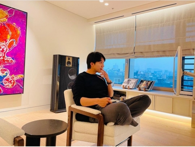 Singer and actor Lee Seung-gi shared her daily life at home.Lee Seung-gi posted several photos on his instagram on the afternoon of the 20th, along with an article entitled Lets watch from Netflix New World.Lee Seung-gi in the picture is dressed in a black knit and slacks at home. He is seriously monitored.The program Lee Seung-gi is watching is from the New World.Lee Seung-gi, Eun Ji-won, Kim Hee-chul, Jo Bo-ah, Park Na-rae, Kai and others appeared in New World is a virtual simulation entertainment that tells the story of an unpredictable event in a dream world, a utopia, survival mission, battle, and reversal.Meanwhile, Lee Seung-gi has been in public with Actor Lee Da-in since May.