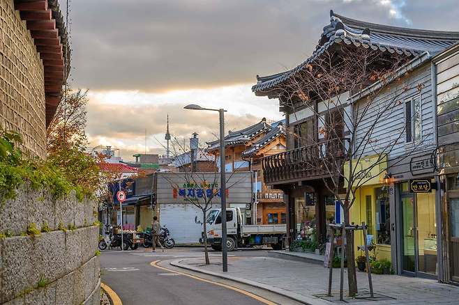 서순라길 종묘의 담벼락 오래된-가게. 한옥 그리고 멀리 보이는 N서울타워. 서울관광재단 제공