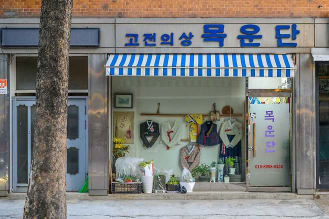 순라길 돈화문로 쪽에는 궁이나 종묘에서 행사할 때 연주를 하던 음악가들이 많이 살았는데, 현재까지 이어져 주변에 악기사, 한복집 등이 있다