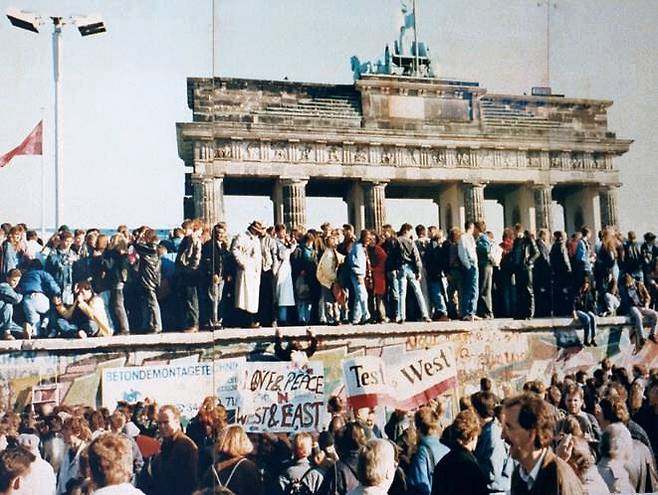 동서독을 가르던 베를린 장벽의 붕괴. 1989. 11. 9. 사진: 위키피디아.