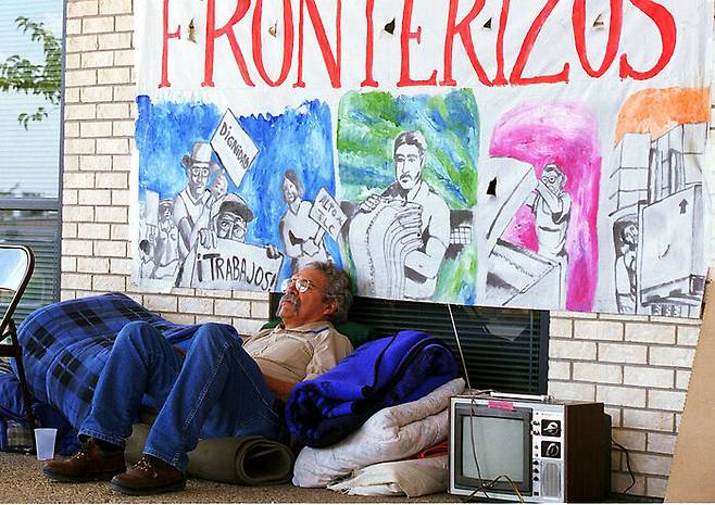 나프타(NAFTA)로 일자리를 잃은 미국 노동자가 고용센터 앞에서 단식 시위를 벌이는 모습. 텍사스 엘 파소. 2000년. 게티이미지코리아.