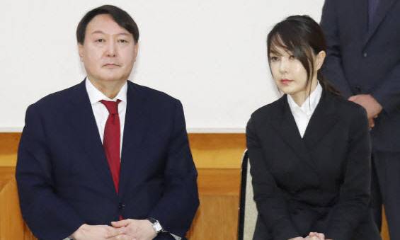 윤석열 국민의힘 대선후보(왼쪽)와 부인 김건희씨. 연합뉴스