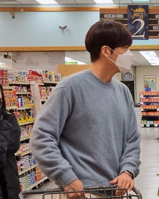 Actor Kim Woo-bin revealed his daily life in Mart.Kim Woo-bin posted a photo on her Instagram with Cart emojis on Monday.The photo, which was released on the day, showed Kim Woo-bin, who completed a casual look with a gray man-to-man T-shirt and ivory pants.He is pushing Cart in Mart and looking at the chapter, which raises the question of who he went with.In the following photos, 188cm of superior glamor and ratio extorts the gaze and gives a warm feeling.Kim Woo-bin co-stars in Lovers Shin Min-a and Our Blues - the two have been openly committed since 2015.