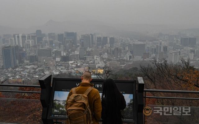 21일 서울 중구 남산에서 바라본 서울 시내가 흐릿하게 보이고 있다.