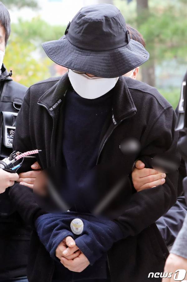 층간소음으로 흉기를 휘둘러 일가족 3명을 다치게 한 A씨(40대)가 구속 전 피의자 심문(영장실질심사)를 받기 위해 지난 17일 오후 인천지방법원에 출석하고 있다.2021.11.17/사진=뉴스1