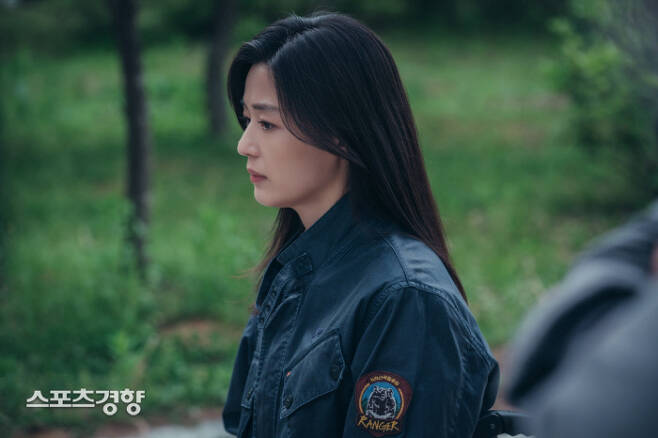 TVNs weekend drama Jirisan has made a big headline with the casting of Kim Eun-hee writer and actor Jun Ji-hyun, who has been ranked as a popular screenwriter for the production cost of 15 billion won and Netflix Kingdom.It was also ranked as the biggest anticipated film in the second half.But half of the shares are now down, with the ratings down moderately, similar to the ratings that start at 10% and gradually drop to 7%.In the early days, awkward CG, excessive PPL, and the acting of actors who are not impressed came to the board.Of course, many of the factors mentioned above have played a major role in the devaluation of Jirisan, but the cause can be found in a more fundamental place.There is a more essential problem with Jirisan: the crack in the World Pavilion by Kim Eun-hee.Kim Eun-hee has been opposed to the romantic comedy-filled trend with his unique cool world view in his terrestrial debut Sign and the following works Ghost and Three Days.The material was various, including forensic scientists, hackers, and the top of political power, but World, which Kim Eun-hee tried to draw, was a story of power that was unfolded through thorough examination and verification.Those who had power and those who wanted to take it, who fell into the fall, were carved beyond various events and accidents.From 2016 Signal, fantasy began to come into Kim Eun-hees world.In Signal, there was a radio with the past, and in Kingdom there was Zombie 2: The Dead are Among Us called life and death.This Jirisan is similar.The basic framework is the tracking of the gang hyun (Ju Ji-hoon) floating around Jirisan as a birth order and the Sui River (Ju Ji-hoon) chasing the shadow of Murder against the background of Jirisan.It was the reappearance of the creepy reality that Kim Eun-hees work was also popular in fantasy setting.In Signal, there was a periodical structural contradiction that could not solve the case before the past radio, and Kingdom also had the desire of the more fearful power than Zombie 2: The Dead are Among Us.But in Jirisan, there is no balance or collision of these forces.The existence of the person who commits Murder is not revealed, but those who surround it are good residents who are holding the site in Jirisan.Rangers, National Park Service employees, and those who cause problems are also weak people who have a good reason.The picture does not fit well because I try to add mystery with Jirisans brilliant aura in a background without contradiction.This was done in the 6th broadcast on the 7th, and it seemed to distance all of them from the storyline of the first love of the Seoi River, and suddenly at the end, gang hyun suddenly brought in the prediction phenomenon that looked ahead and forced tension.The omnibus-style development, which is like one story and the arrangement of the time when 2018 and 2020 come into intersection, also makes it difficult for viewers to access.In the end, Jirisan is giving viewers an image of hikers who can not easily get into the race.The soil, rocks, and land that climb the ridge should all be solid reality.Kim Eun-hees World, Jirisan, which has a fantasy and reality, was shaking slightly from its roots.