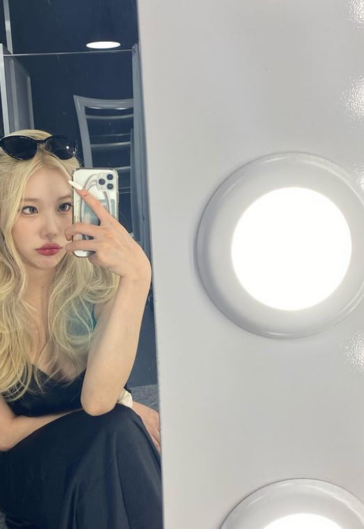 Group Momoland member JooE has reported on the latest situation.JooE posted several photos on his 22nd instagram with an article entitled Mirror Mirror.In the photo, JooE robbed his gaze with his blonde hair and unique body reminiscent of a Barbie doll.JooE has appeared in several entertainment programs and has been attracting attention as an entertainment stone.JooE, who was not seen in entertainment for a while, was impressed by revealing a more beautiful visual.JooE recently sang KBS1 drama National Wife OST Dream Song.
