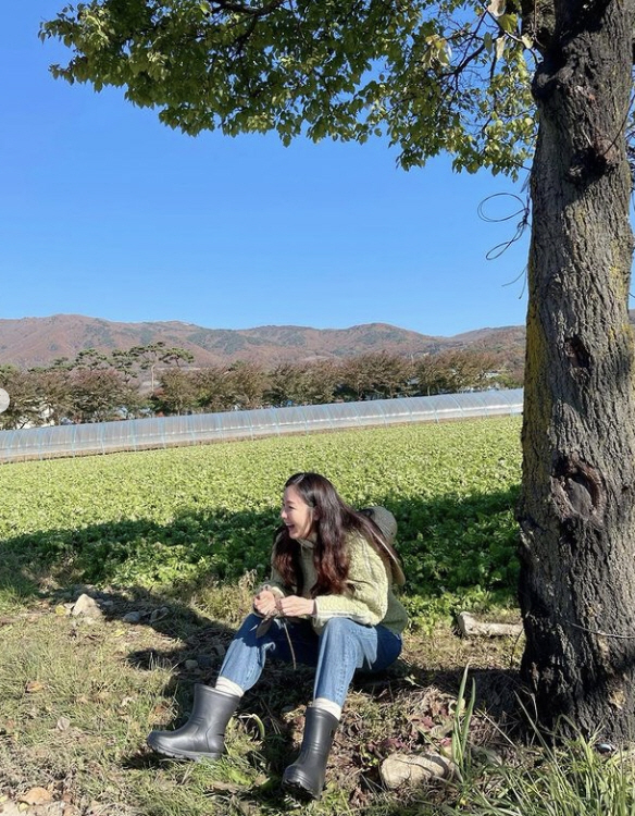 Actor Choi Ji-woo showed off her glowing beautiful looks even as she sat furry on the dirt in bootsChoi Ji-woo posted some photos on Instagram on Tuesday without explanation.Sitting down on the dirt floor with a wide-brimmed hat around his neck in front of a vast field, Choi Ji-woo continues to laugh at what is fun.It seems to be one with nature without worrying about skin exposure in intense sunlight.Meanwhile, Choi Ji-woo is appearing on JTBCs Sigor Kyung Yang Sik and meeting with fans.The Sigor Kyungyangsik, which is run by stars, is broadcasted every Monday night at 9 pm JTBC, opening a pop-up restaurant that presents Michelin-class dishes in a village far away from the city.