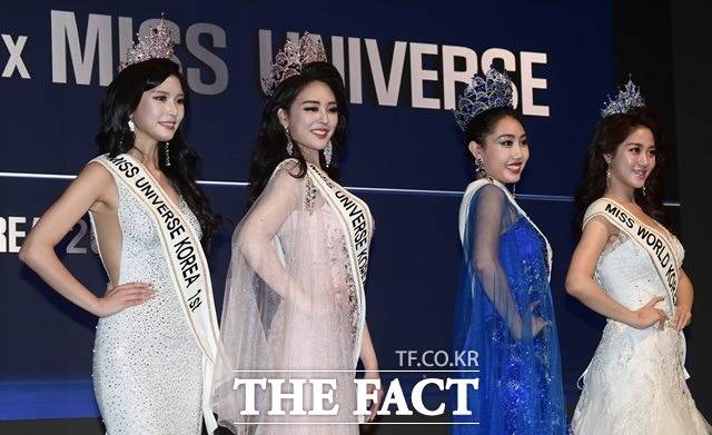 '2021 미스 월드 코리아, 미스 유니버스 코리아 선발대회' 시사회 및 기자간담회가 지난 10월18일 오후 서울 강남구 엘리에나 호텔에서 열린 가운데 미스 유니버스 코리아 1위 김민경, 대상 김지수, 미스 월드 코리아 대상 홍태라, 1위 박진희(왼쪽부터)가 포즈를 취하고 있다. /이새롬 기자