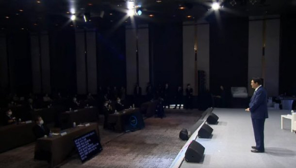 국민의힘 윤석열 후보가 프롬프터를 보며 연설을 하고 있다. [사진=유튜브 TV조선 캡처]