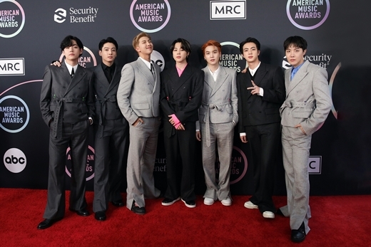 Group BTS is 2021 American Airlines Music Awards (2021 American Music Awards.AMA), which was honored with Artist of the Year.BTS attended the 2021 American Airlines Music Awards at the United States of America Los Angeles Microsoft Theater on Monday.They won all three nominations, including The Artist of the Year and Favorite Pop Song/Butter and Favorite Pop Duo or Group.BTS also set the stage for this years awards finale as The Artist of the Year, the subject of the American Airlines Music Awards.BTS has been honored with the American Airlines Music Awards for the fourth consecutive year from 2018 to this year.In particular, The Artist of the Year and Payborit Pop Song proved their global status, which was first awarded this year.Called the winner of the Favorite Pop Iruvar/Group, BTS took to the stage and said, Thank you Amy and AMA.Amy, I received the award because of you.  This award is more valuable for us, a group from Korea.We are people who love to make music and enjoy it together. Thankfully, many people have enjoyed our music, so I think we can stand here now. BTS won the Payborit Pop Song with Butter and said, Thanks to you, Butter was greatly loved this year.I wanted to give positive energy to many people in a difficult time, but this award seems to represent the fact that our song has reached the hearts of many people. BTS also won the The Artist of the Year trophy, the subject of the American Airlines Music Awards.Members said: Its an honor to be awarded the The Artist of the Year award.Four years ago, we did our first United States of America TV live performance right here on stage, and I still remember how nervous and excited it was.I have been on an amazing journey since then, and no one except Amy would have thought we would receive this award here. We have gathered together with love for music.Thanks to the power of music and the help of many people around the world, I have come here and won such a great prize.I want to give you the honor of this award. They added, We have tried to make you happy with our music, and I believe this moment will be our new beginning.BTS performed a joint performance with Coldplay at the 2021 American Airlines Music Awards.BTS seven members and Chris Martin enthusiastically sang My Universe in a free-spirited manner; like the message in the song, BTS and Coldplay set a passionate stage like a team.BTS also spectacularly decorated the end of the 2021 American Airlines Music Awards with Butter.In a red carpet interview before the awards ceremony, they received a hot cheer as they predicted that Our performance today will be great and enormous enough to remain in history.BTS presented Butter Performance, which was honored with Faborit Pop Song in a stage set with a color contrast, adding a purple heart shape with a heart for Amy to the yellow heart shape of the Butter logo image.The seven members delivered a pleasant energy by simultaneously blowing soft and intense charm.We have Amy behind us (Got ARMY right behind us) melted BTSs special love for fans through the composition of yellow hearts turning into purple hearts.BTS, which is one of the three awards ceremony of United States of America with The Artist of the Year, will be held from 27th to 28th and 1st December at the United States of America Los Angeles Sofa Stadium. Concert BTS PERMISSION TO DANCE ON STAG E - LA is held.