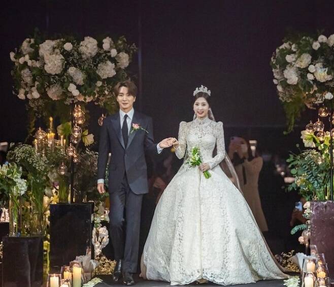 Super Junior Leeteuk has released photos of his sister and Actor Park In-youngs wedding.Leeteuk released a photo of his personal Instagram account on November 20 of the wedding entry of his sister Park In-young.Park In-youngs hand in a colorful wedding dress is holding a bright smile.Leeteuk also expressed his affection for his sister, adding Congratulations and Real Brother and Sister.Park In-young married a scuba diving instructor and restaurant businessman on the 19th.