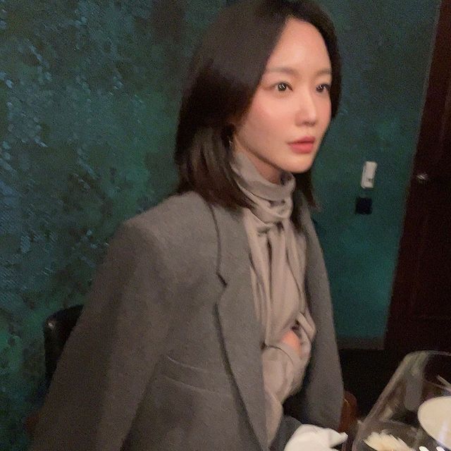 Actor Kim Ah-joong proved what Grace is with a single photoKim Ah-jong posted on his 22nd instagram that It is a pretty night where you talk from evening to night and photos and videos.The photo shows Kim Ah-jong, who is talking with his friends at dinner.Kim Ah-joong, who put up her bangs and put out her forehead, boasts beauty while confused about whether she is in her 40s.Kim Ah-joong, who chatted, admired Grace and her graceful look, and the fans reaction to the luxurious charm is also hot.Meanwhile, Kim Ah-joong appears on Disney + Grid.