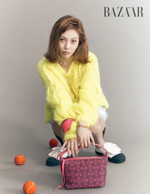 The theme of this picture is Hyuna with colorful aura.Hyuna was perfect, from natural to playful poses, especially Hyunas innocent expression and inter-word laughter, which emanated in front of View Finder, are the points of watching the picture.The picture of Hyuna can be appreciated through the December issue of Harpers Bazaar.