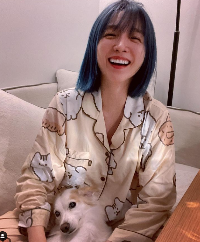 Actor Lee Cho-hee dyed his hair in bright Konyaspor and was pleased to hear the recent developments.In early October, he dyed it with blue light like the sea in the early morning, and this time it is Konyaspor. Lee Cho-hee posted a picture with his dogs on his SNS with Kim Jonny.In the photo, Lee Cho-hee is happy to enjoy camping with three dogs.Lee Cho-hee was very popular with Lee Sang-wa and his couple in the KBS2 weekend drama I went once last year.Since then, he has appeared in the companion animal entertainment Beauty and the Beast for a long time. The daily life of Lee Cho-hee, a temporary caretaker who cares for abandoned dogs hurt by people, has been greatly impressed.Photo Source  Lee Cho-hee SNS