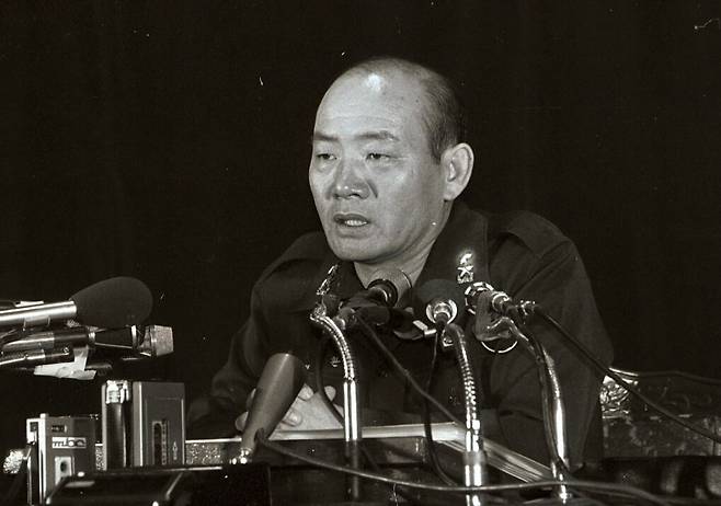 1979년 11월 6일 전두환 당시 계엄사 합동 수사 본부장이 박정희 전 대통령 사망사건 관련 발표를 하고 있는 모습./연합뉴스