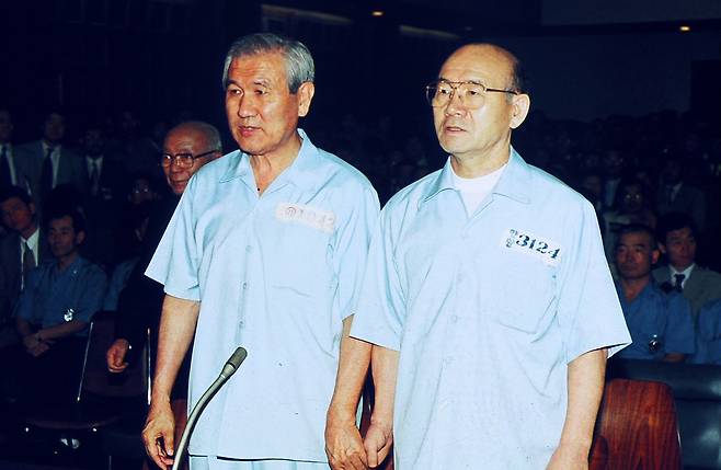 12·12 군사반란과 5·18 민주화운동 당시 내란 및 내란 목적 살인, 뇌물 등 혐의로 구속기소된 전두환(오른쪽)·노태우 전 대통령이 1996년 8월 26일 서울지법 417호 대법정에서 열린 선고공판에 출석한 모습./연합뉴스