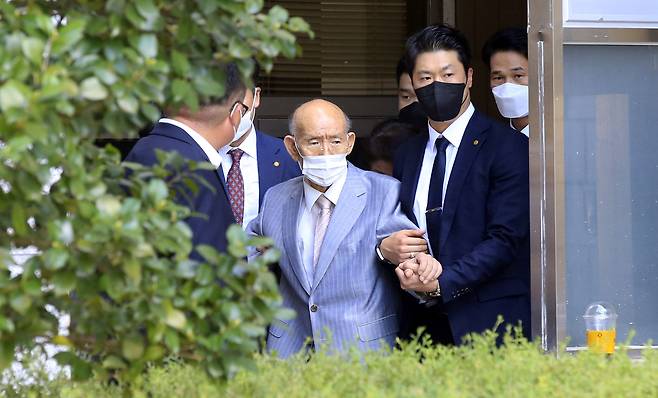 지난 8월 9일 광주에서 열린 항소심 재판에 출석한 전씨가 25분만에 건강 이상을 호소하며 퇴청하는 공식 석상에 노출된 마지막 모습./연합뉴스