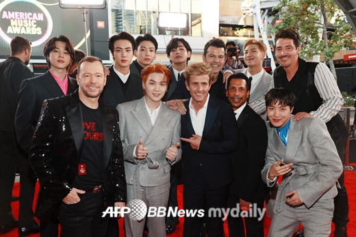 Group BTS (RM, Jean, Suga, Jay-Hop, Jimin, V, Jungkook) has also proved hotly popular in United States of America.On the 22nd (Korea time), BTS attended the 2021 American Music Awards (AMA) at the United States of America Los Angeles Microsoft Theater.They won three gold medals in the category of The Artist City of London The Year, Favorite Pop Duo or Group and Favorite Pop Song.In particular, the Grand Prize winner The Artist City of London The Year is the first Asian singer to have a meaning.The only measure of BTS global popularity is whether it is awarded.Whenever Cardibi, who was in charge of the proceedings, called the name of BTS, cheers came out from the audience, and when the faces of BTS members were caught on camera, the sound grew louder.Two BTS stages followed by a pod.Even before the Prime Minister was confirmed, the audience cheered on them, shouting BTS! BTS!During the event, the overseas Celebs steps to ask for a photo to BTS sitting in the seat were constant.Famous YouTuber Jojo Siwa took the stage as the Payborit Pop Iruvar/group award-winning presenter, naming BTS and also filming selfies on the spot.There were stars who claimed to be fans themselves, and Sean Stockman, a member of Boys to Men, has always revealed his fanship by covering Jimins songs.Sean Stock took his daughter to the BTSs seat at the AMA Event, greeted her with a hug, and took a commemorative photo.Billboards news host Tetris Kelly also released face-to-face footage with BTS, saying: Boys, thats actually happening!He has revealed that he is a steam fan enough to write BTS and Jimin in personal SNS introduction article.I love BTS a lot, too, but my daughter really likes it, Cardibi said in an interview before Event.In fact, I could have released the album with BTS, but the plan was broken because I had just released the album. But I love BTS. Chloe Bailey also revealed her selfie with BTS, saying, Do you see how happy I am?BTS staged Coldplay, My Universe joint performance and Butter on the day.The Butter performance, which was honored with the Payborit Pop Song, melted BTSs special love for fans through the composition of yellow hearts turning into purple hearts in the lyrics Theres Amy Behind Us.Meanwhile, BTS will hold the Concert BTS PRMISSION TO DANCE ON STAGE at the United States of America Los Angeles Sofai Stadium from 27th to 28th and 1st December.
