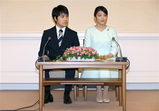 고무로 게이(왼쪽)와 마코 일본 전 공주(오른쪽) AP 연합뉴스