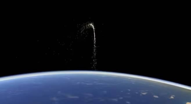 지난 15일 러시아가 위성 요격 실험을 통해 파괴한 위성의 파편(우주쓰레기)가 지구 궤도를 따라 이동하는 모습을 시뮬레이션 한 영상 캡쳐(영상=사우샘프턴대학 휴 루이스 교수)