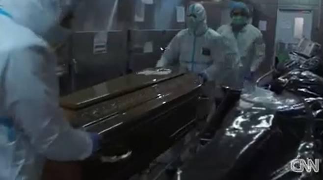 루마니아의 한 대학 병원에서 코로나19 숨진 사망자의 시신이 든 관을 옮기는 직원들