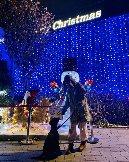 Lee Seung-yeon posted a picture on his 23rd day with his article Christmas already in front of the community center in front of the house.Lee Seung-yeon in the open photo is walking with his dog. The warm atmosphere of the apartment complex decorated with colorful lighting and decorations catches the eye ahead of Christmas.On the other hand, Lee Seung-yeon married a Korean-American businessman and had a daughter.Photo: Lee Seung-yeon Instagram
