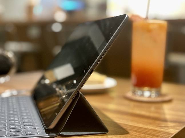 아이패드9에는 스피커가 제품 하단에만 장착돼 있어 가로로 돌려서 영상 시청을 할 때 음향이 아쉬웠다./사진=백유진 기자 byj@