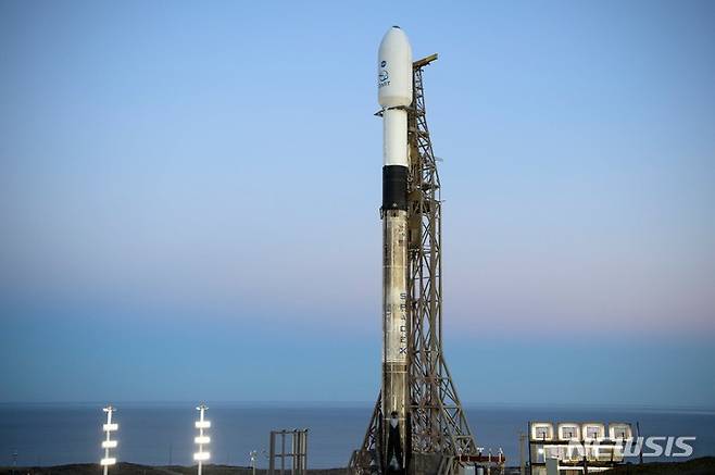[서울=뉴시스]소행성 충돌시험용 DART 우주선을 탑재한채 미 캘리포니아 반덴버그 우주기지에서 발사를 기다리고 있는 스페이스X 팔콘9 로켓.(출처=뉴욕타임스) 2021.11.23.