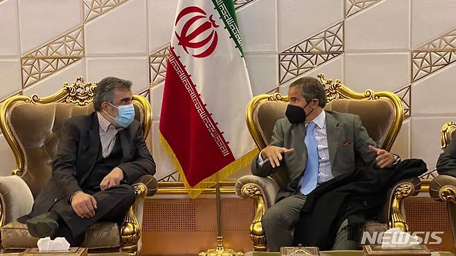 [테레란(이란)=AP/뉴시스] 라파엘 그로시 국제원자력기구(IAEA) 사무총장이(오른쪽) 지난 22일(현지시간) 테헤란 국제공항에서 베흐루즈 카말반디 이란 원자력청 대변인과 대화하고 있다. 2021.11.24.