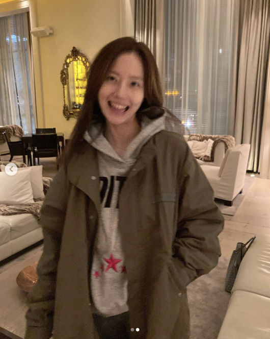 Actor Moon Chae-won has been thrilled after his new agency Lee Juck.Moon Chae-won posted a photo on his SNS on Monday with an article entitled Shuggling but Recording.In the photo, Moon Chae-won is beaming as she looks at the camera, a comfortable outfit but also the beauty of Moon Chae-won stands out.I feel the joyful mood of Moon Chae-won.Moon Chae-won today announced YNK Entertainment and Exclusive Contract, which is currently looking for its next film.