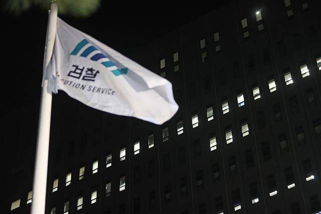 검찰 대장동 의혹 전담수사팀은 핵심 피의자는 물론 수사팀을 향한 의심과 편견의 벽도 넘어야 하는 숙제까지 떠안았다. 사진은 지난 1일 서초동의 심야를 밝히고 있는 서울중앙지검 청사. 연합뉴스