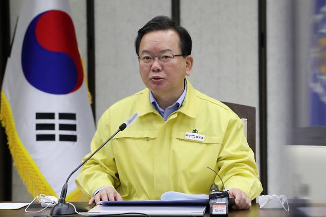 김부겸 국무총리가 24일 오전 세종시 정부세종청사에서 열린 신종 코로나바이러스 감염증(코로나19) 대응 중앙재난안전대책본부 회의를 주재하고 있다. ⓒ연합뉴스