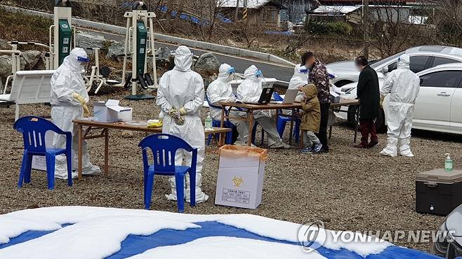 천안 종교공동체 집단감염으로 검사받는 마을 주민 [연합뉴스 자료 사진]