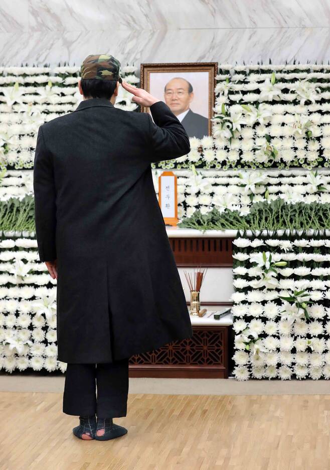 2021년 11월 24일 서울 서대문구 세브란스병원 신촌장례식장에 마련된 故 전두환 전 대통령 빈소에서 한 조문객이 거수경례를 하고 있다. /오종찬 기자
