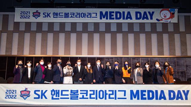 2021~22 SK핸드볼코리아리그 여자부 감독과 선수들이 25일 서울 워커힐호텔에서 열린 미디어데이에서 선전을 다짐하고 있다. 대한핸드볼협회 제공