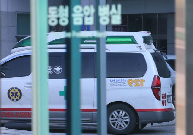 25일 오후 서울 은평구 서울서북병원 주차장에 설치된 이동형 음압병실 앞으로 구급차가 지나가고 있다. 뉴시스