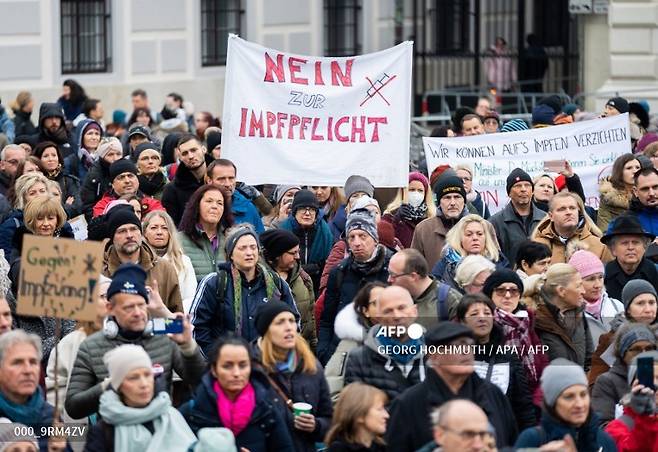 11월 14일(현지 시간) 오스트리아 빈에서 열린 백신 접종 반대 시위 현장. 한 시위자가 '강제 백신접종 반대'라고 적힌 플래카드를 들고 있다. ./사진제공= AFP/뉴스1