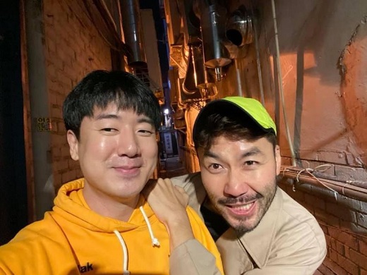 Programmer Lee Doo-hee showed the broadcaster Noh Hong-chul and Friendship.This is a surprise, Lee said in an Instagram post on the 25th, I think its the first time that Hong Chul has walked from Apgujeong to Namyeong-dong with his brother.When I woke up the next day, my legs were hard. I have to walk often. I arrived at Namyeong-dong and made a cut.Lee Doo-hee and Noh Hong-chul in the photo take a self-camera in an alleyway during the night.In particular, Noh Hong-chul attracted attention by putting his hand on Lee Doo-hees shoulder and making an open expression.On the other hand, Lee Doo-hee married Jisuk, a singer and broadcaster from the group Rainbow last October, and appeared on MBC Bringing if I break and released my daily life.