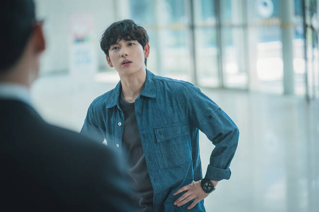 Siwan presents new Acting transformationWaves new original drama, T Speed Racer (playplayed by Kim Hyun-jung/directed by Lee Seung-young), is a exciting follow-up drama that depicts the unspoiled activity of a poisonous man who has rolled into five tax countries called waste-hatching grounds, a place that is more scary than a plate test for someone.Siwan, who has been loved by the public for his work in various works such as Drama microbial intern, other is hell writer, run on national athletics national team, etc., is transformed into an intense image that is 180 degrees different from his previous work with Drama T Speed ​​Racer.Siwans brass wine character in T Speed Racer is the industrys best accountant who managed the back money of a former conglomerate, and he has earned both money and success.But suddenly he quit his well-known company and now he is a researcher and now a character who has become the head of the tax department called Grabbit Hachijang.Brass wine, which shows its extraordinary ability to chew the industry, armed with its unique shamelessness and ingenuity, and revenue, and shows an unpredictable performance, will give a pleasant pleasure to viewers.Siwan, who has returned to charismatic eyes and audacious charm instead of a distinctive good smile through the bad money-chasing brass wine, will have a thrilling fun for viewers this winter through a new character he has never seen before.