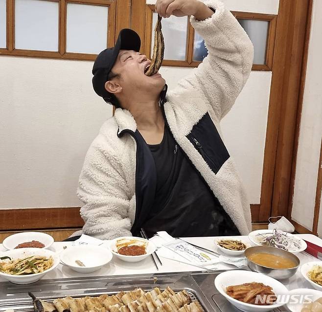On the 25th, Yang Chi-seong posted a picture on his instagram with an article entitled Winter Look at me. I will eat well ~ Eel 1 key is delicious.Yang Chi-seong in the open photo is eating eels at a restaurant, where he was spotted putting them in a big mouth.On the other hand, Yang Chi-seong is appearing in various entertainment programs such as KBS 2TV The presidents ear is donkey ear.