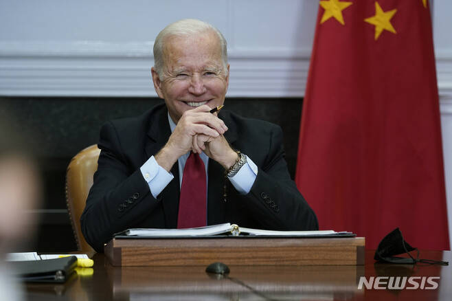 [워싱턴=AP/뉴시스] 조 바이든 미국 대통령이 15일(현지시간) 백악관 루스벨트 룸에서 시진핑 중국 국가주석과 화상 정상회담을 하면서 웃고 있다. 2021.11.16.